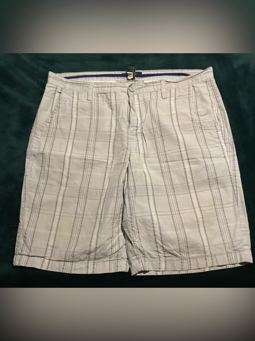Men's Apt 9 White Plaid Casual Shorts Size 36 waist.